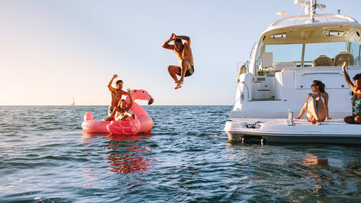 Mann springt von Boot ins Wasser