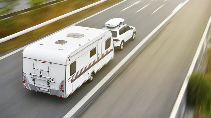 Wohnwagen unterwegs auf der Autobahn - Kfz-Versicherung für Wohnwagen und Wohnmobil