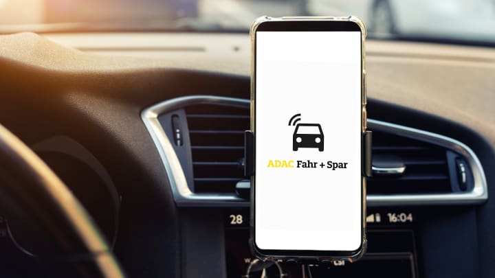 Smartphone mit Fahr und Spar App im Auto - ADAC Telematikversicherung
