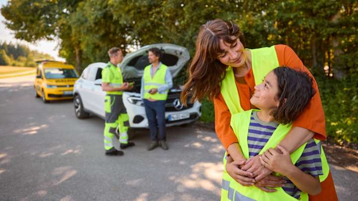 Der ADAC hilft einer Familie, die eine Autopanne auf der Landstraße hat