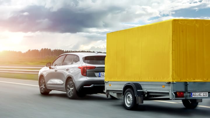 Gelber Pkw-Anhänger mit eigener Anhängerversicherung ADAC