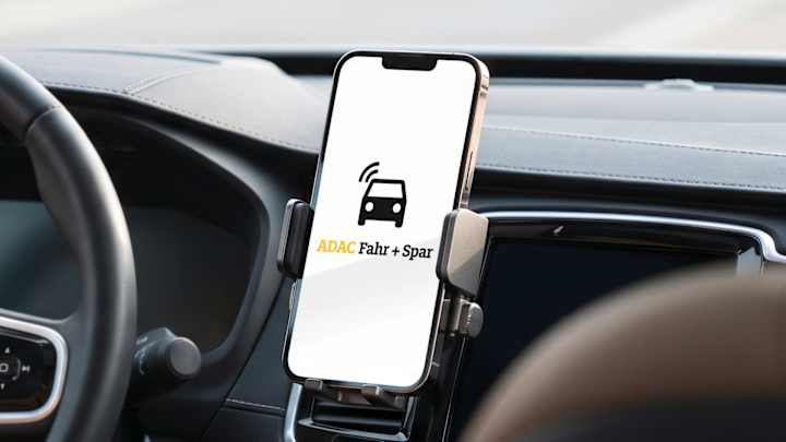 Smartphone im Auto mit Fahr und Spar App - Telematikversicherung ADAC