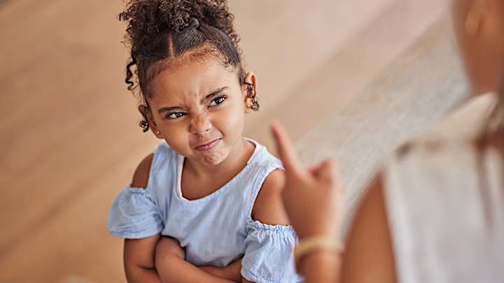 Mädchen steht vor schimpfender Mutter und rümpft die Nase - Berufsrechtsschutz ADAC