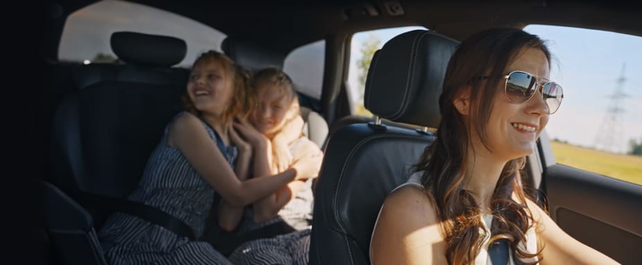 Mutter und zwei Kinder im Auto unterwegs