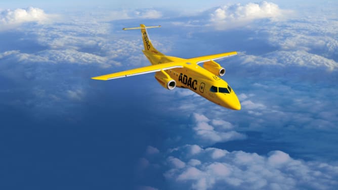 ADAC Ambulanzflotte Dornier328, gelbes Flugzeug mit ADAC-Logo über den Wolken