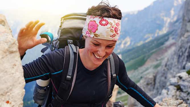 Frau stolpert beim Wandern - Unfallversicherung ADAC