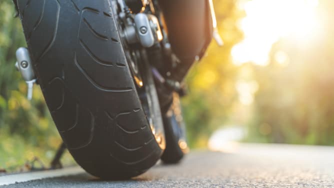 Motorradreifen auf der Straße - Motorradversicherung ADAC
