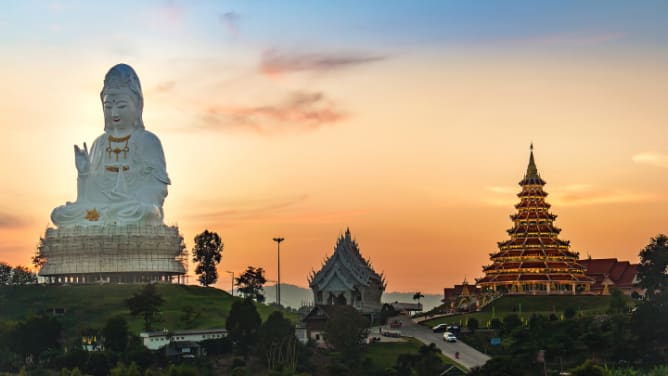 Tempel und Buddha-Statue in Thailand