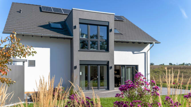 Ein Haus mit einer Photovoltaikanlage auf dem Dach