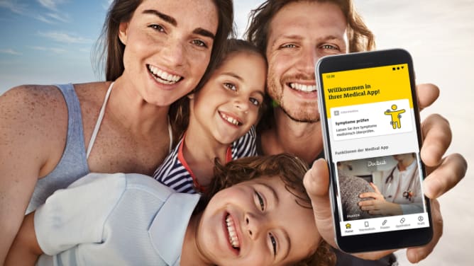 Familie zeigt Smartphone mit Medical App.