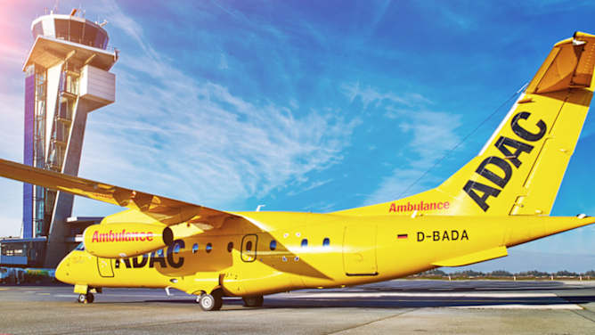 Ambulanz-Jet des ADAC auf dem Rollfeld