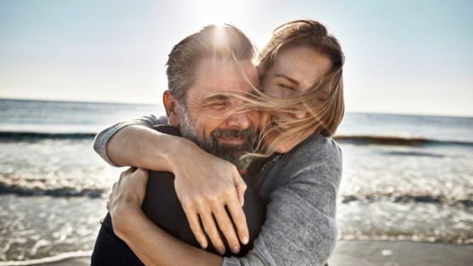 Auslandskrankenversicherung: Paar glücklich am Strand