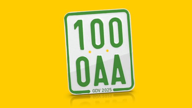 Grünes Mopedkennzeichen 2025 vor gelbem Hintergrund - Mopedversicherung ADAC