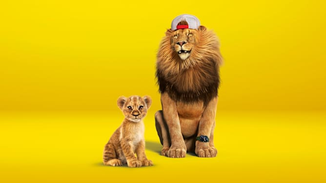 kleiner Löwe und großer Löwe sitzen vor gelbem Hintergrund - fairstes Preis-Leistungsverhältnis ADAC Kfz Versicherung