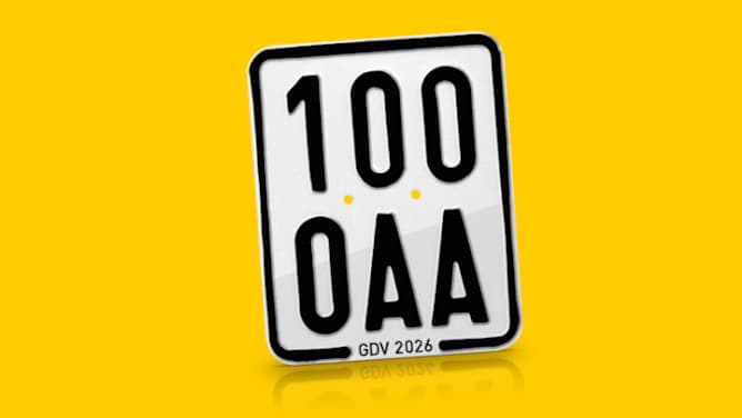 Schwarze Mopedkennzeichen 2026 vor gelbem Hintergrund - Mopedversicherung ADAC