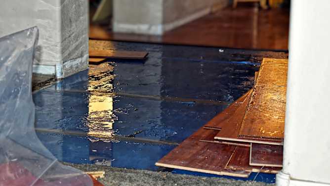 Rohrbruch: nasser Boden, Laminatboden wurden entfernt