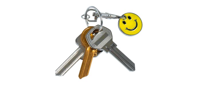 Schlüssel mit Smileyanhänger und drei Schlüsseln