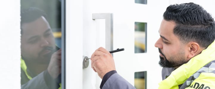 ADAC Schluesselnotdienst arbeitet konzentriert am Tuerschloss