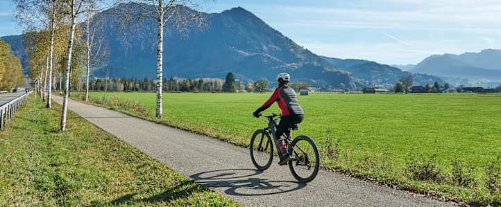 E Bike Versicherung: Frau auf E-Trekkingbike im Allgäu