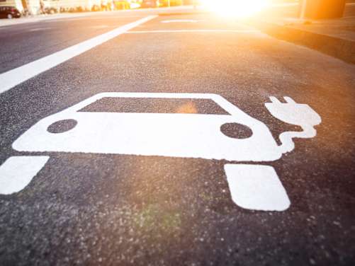 Symbol für Ladestation von Elektroautos auf dem Asphalt