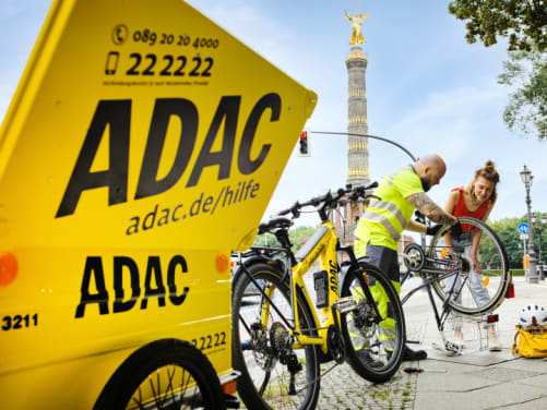Der ADAC Strassenwachtfahrer hilft bei einer Fahrradpanne in Berlin