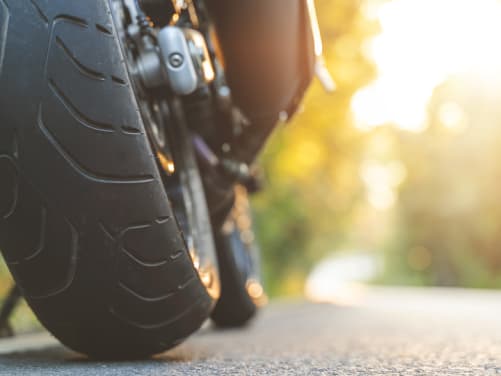 Motorradreifen auf der Stra�e - Motorradversicherung ADAC