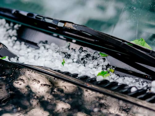 Hagelkörner Motorhaube und Wndschutzscheibe - Hagelschaden am Auto ADAC Autoversicherung