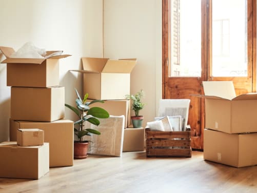 Kartons stehen in einem Rauf auf dem Boden