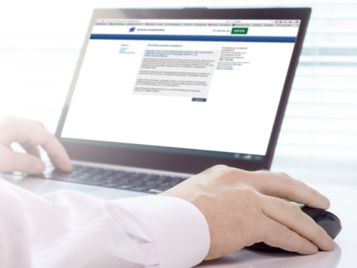 Mann generiert ein Dokument am PC - Generator Patientenverfügung ADAC Rechtsschutz