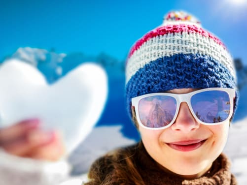 Mädchen it Schneeherz und Sonnenbrille - Versicherungen Wintersport