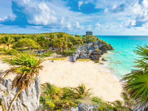 Tropischer Strand mit Blick auf Mayaruine in Mexiko