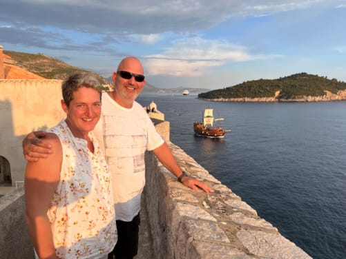 Ehepaar blickt in Kroatien aufs Meer