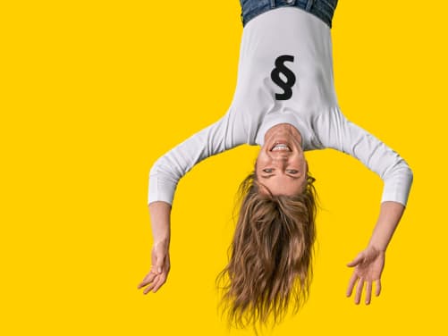 Frau mit Paragrafen Shirt hängt über Kopf - Rechtsschutzversicherung ADAC