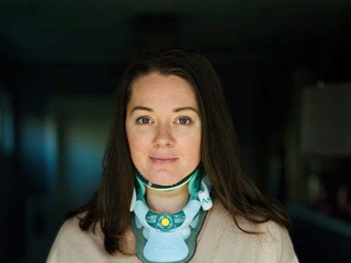 junge Frau mit Halsstütze