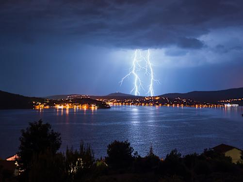 Blitzeinschlag über dem Meer in Kroatien