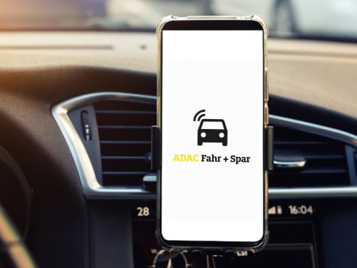 Smartphone mit Fahr und Spar App im Auto - ADAC Telematikversicherung