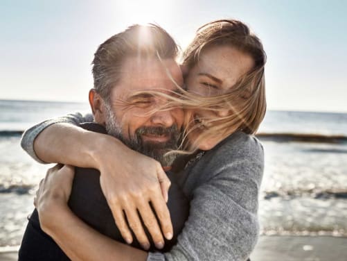 Auslandskrankenversicherung: Paar glücklich am Strand