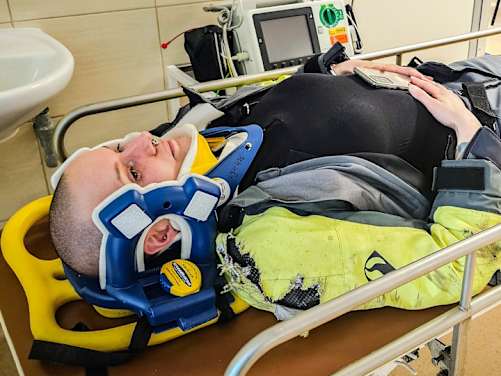 verletzte junge Frau liegt auf einer Trage