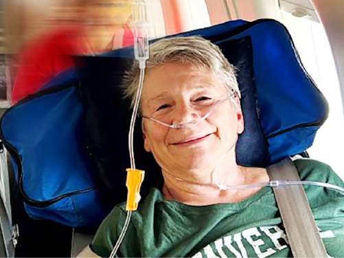 verletzte Frau im Ambulanz Jet