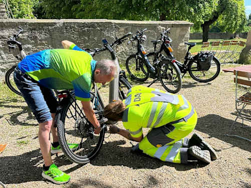 Gelber Engel repariert Fahrrad