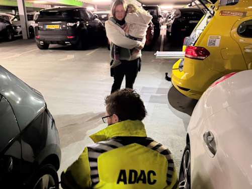 Ein Strassenwachtfahrer hilft einem aDAC Mitglied bei einer Panne in einer Tiefgarage in Düsseldorf