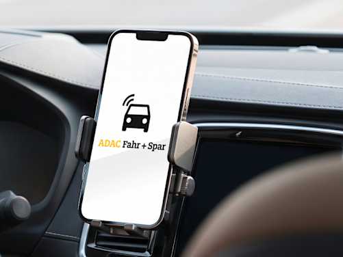 Smartphone im Auto mit Fahr und Spar App - Telematikversicherung ADAC