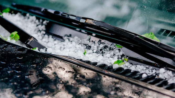 Hagelkörner Motorhaube und Wndschutzscheibe - Hagelschaden am Auto ADAC Autoversicherung