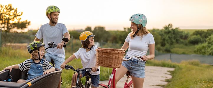 E Bike Versicherung: Familie mit zwei Jungs in der Natur unterwegs