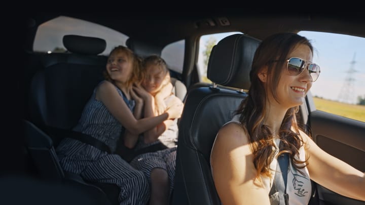 Mutter und zwei Kinder im Auto unterwegs