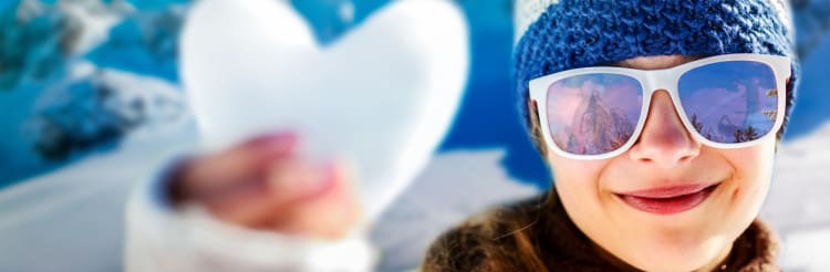 Mädchen it Schneeherz und Sonnenbrille - Versicherungen Wintersport