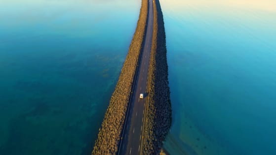 Auto auf einer Stra�e mitten im Wasser