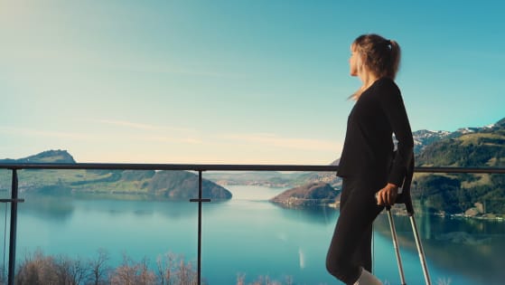 Junge Frau mit Kr�cken