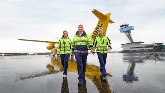 ADAC Sanitäter stehen vor dem Ambulanzjet