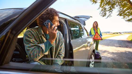 Ein Paar hat eine Autopanne auf der Landstraße